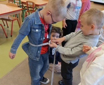 Na zdjęciu dzieci podczas zajęć z Panią Krawcową - powiększ