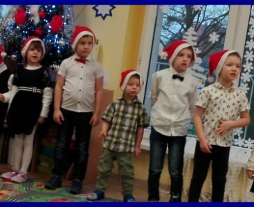 Zdjęcia pokazują dzieci śpiewające piosenkę o Mikołajkach. - powiększ