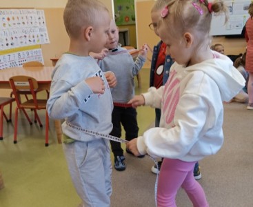 Na zdjęciu dzieci podczas zajęć z Panią Krawcową - powiększ