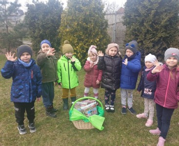 Na zdjęciu dzieci z grupy Biedronek z upominkami od wielkanocnego zajączka. - powiększ