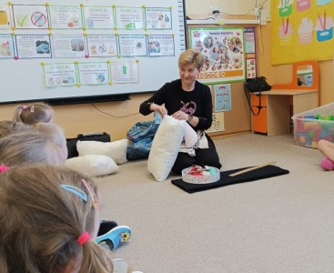 Na zdjęciu dzieci podczas zajęć z Panią Krawcową - powiększ