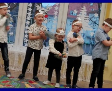 Zdjęcia przedstawiają występ dzieci przed zbliżającymi się Świętami Bożego Narodzenia. - powiększ