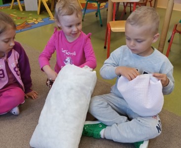 Na zdjęciu dzieci podczas zajęć z Panią Krawcową - powiększ