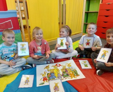 Zdjęcie przedstawia dzieci z grupy Puchatki, które poznają niemieckie nazwy członków rodziny. - powiększ