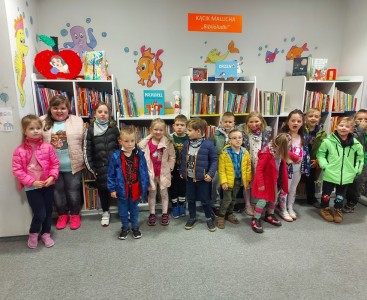 Zdjęcie przedstawia odwiedziny dzieci z grupy Biedronki w bibliotece. - powiększ