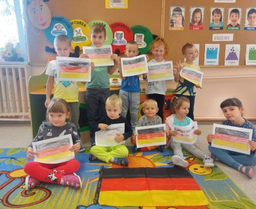 Dzieci z grupy 'Sówki' poznają wygląd niemieckiej flagi. - powiększ