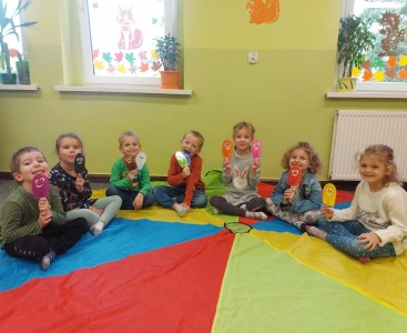 Dzieci z grupy Słoneczka poznają niemieckie nazwy kolorów. - powiększ