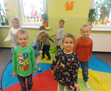 Dzieci z grupy Słoneczka podczas zabawy ruchowej w kolory. - powiększ