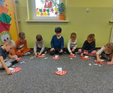 Dzieci z grupy 'Puchatki' ćwiczą liczenie w języku niemieckim. - powiększ