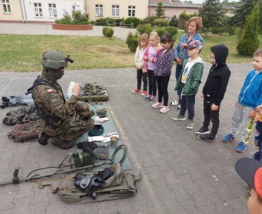 Na zdjęciu dzieci z grupy Motylki na spotkaniu z żołnierzem. - powiększ
