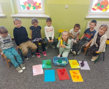 Zdjęcie przedstawia dzieci podczas zajęć na temat kolorów. - powiększ