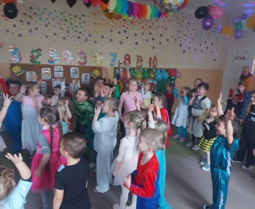 Na zdjęciu dzieci podczas zabaw tanecznych  z wodzirejem. - powiększ