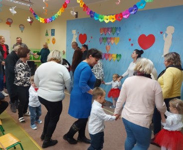 Na zdjęciu przedszkolaki podczas uroczystości z okazji Dnia Babci i Dziadka. - powiększ