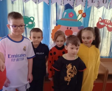 Zdjęcie przedstawia dzieci z grupy Biedronek w dniu balu karnawałowego.  - powiększ