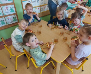 Na zdjęciu dzieci spożywają pizzerinki. - powiększ