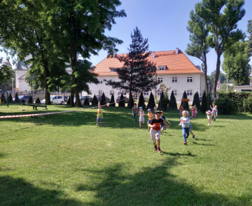 Zdjęcie ukazuje przedszkolaki w trakcie pokonywania dystansu 60 m. - powiększ