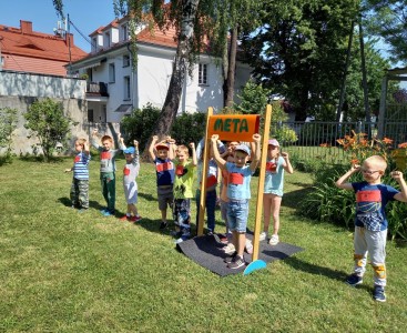 Zdjęcie prezentuje dzieci na mecie.  - powiększ