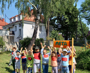 Zdjęcie prezentuje dzieci na mecie.  - powiększ