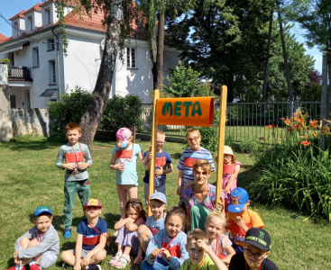 Na zdjęciu przedstawiono sportowców  grupy Biedronek z zdobytymi medalami.  - powiększ
