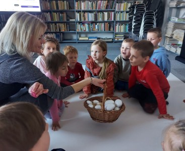 Zdjęcie przedstawia dzieci podczas odwiedzin w Bibliotece Publicznej. - powiększ