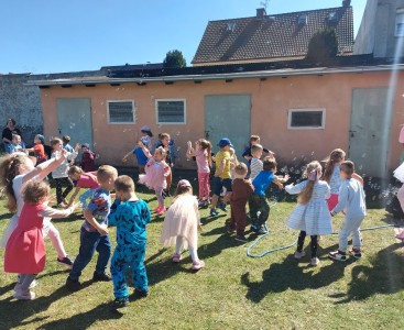 Zdjęcie przedstawia animacje z dziećmi z okazji Świąt Wielkanocnych. - powiększ