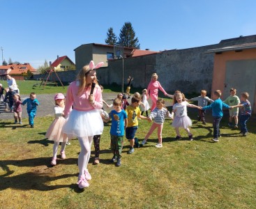 Zdjęcie przedstawia animacje z dziećmi z okazji Świąt Wielkanocnych. - powiększ