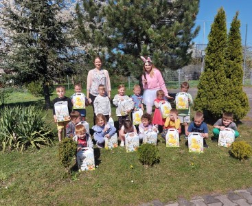 Zdjęcie grupowe dzieci z Zajączkiem Wielkaocnym. - powiększ