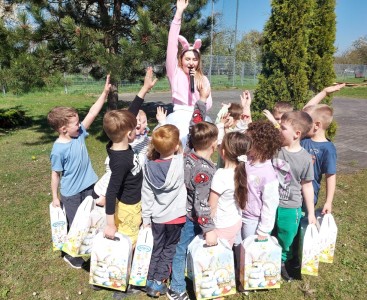 Zdjęcie przedstawia animacje z dziećmi z okazji Świąt Wielkanocnych. - powiększ