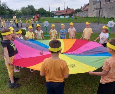 Zdjęcie przedstawia zabawy dzieci z chustą animacyjną. - powiększ