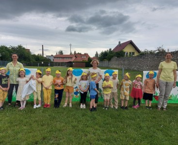 Zdjęcie dzieci z paniami z okazji Dnia Dziecka. - powiększ