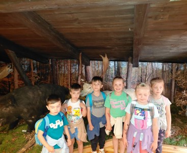 Zdjęcie przedstawia dzieci w trakcie zwiedzania sal edukacyjnych.  - powiększ