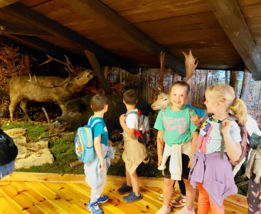 Zdjęcie przedstawia dzieci w trakcie zwiedzania sal edukacyjnych.  - powiększ