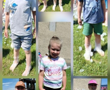 Zdjęcie przedstawia dzieci w trakcie zwiedzania.  - powiększ