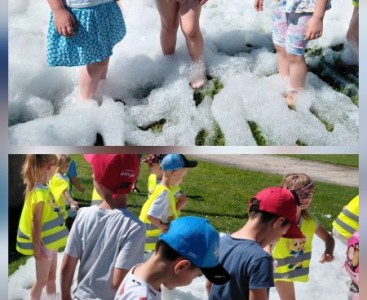 Zdjęcie przedstawia dzieci w trakcie zwiedzania.  - powiększ