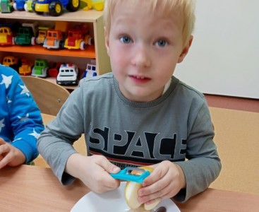 Chłopiec obiera jabłko - powiększ