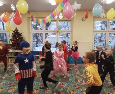 Zdjęcie pokazuje dzieci w czasie zabaw tanecznych w naszej sali. - powiększ