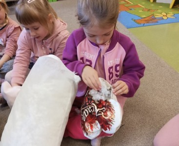 Na zdjęciu dzieci podczas zajęć z Panią Krawcową - powiększ