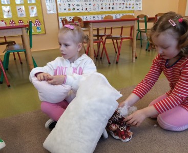 Na zdjęciu dzieci podczas zajęć z Panią Krawcową - powiększ
