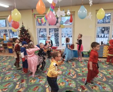 Zdjęcie pokazuje dzieci w czasie zabaw tanecznych w naszej sali. - powiększ