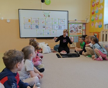 Na zdjęciu dzieci podczas zajęć z Panią Krawcową - powiększ