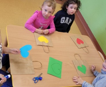 Na zdjęciu dzieci podczas ozdabiania eko-torebek - powiększ