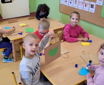 Na zdjęciu dzieci podczas ozdabiania eko-torebek - powiększ