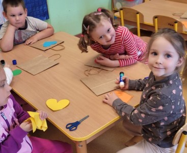 Na zdjęciu dzieci podczas ozdabiania eko-torebek - powiększ