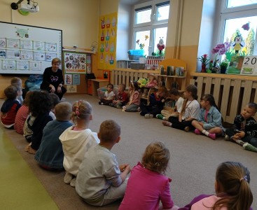 Na zdjęciu dzieci podczas zajęć z Panią Krawcową - powiększ