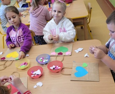 Na zdjęciu dzieci podczas ozdabiania eko-torebek - powiększ