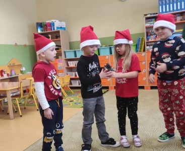 Zabawy podczas spotkania z Mikołajem. - powiększ