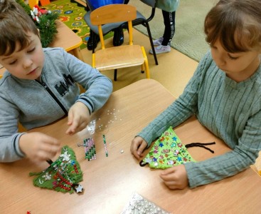 Dzieci z gotowymi choinkami. - powiększ