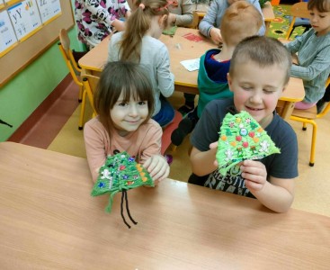 Dzieci z gotowymi choinkami. - powiększ
