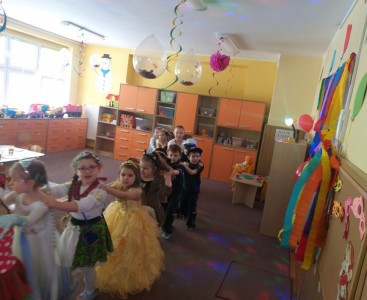 Na zdjęciu dzieci z grupy Słoneczek podczas balu karnawałowego. - powiększ