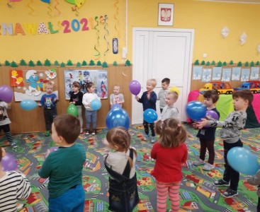 Na zdjęciu grupa Smerfów podczas zabawy z balonami. - powiększ